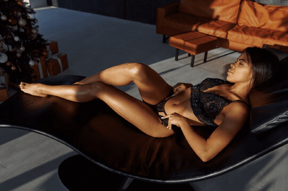 Une femme allongee sur un fauteuil tantra.jpg